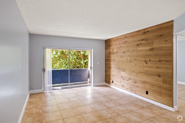 1BR, 1BA - 632SF - Living Room - Sabal Pointe Apartments