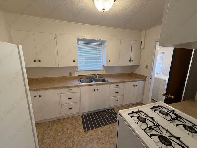 Photo - Spacious 3-bedroom 1 bath home