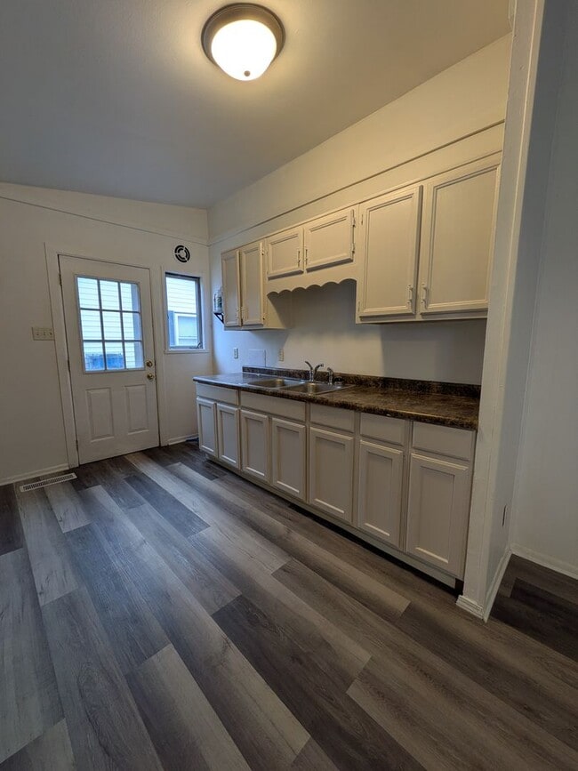 Building Photo - 3 bedroom available for an immediate move!