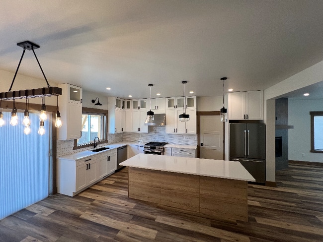 Photo - 4559 Alexander St