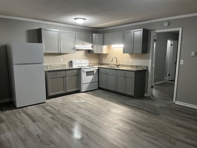 Building Photo - 1971 Lakeview Rd