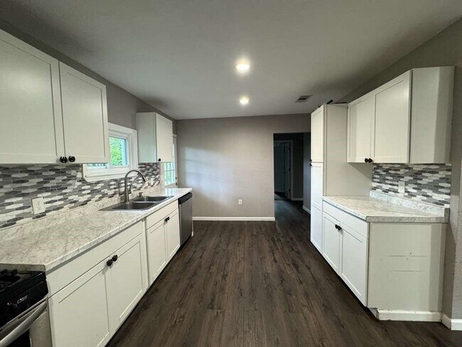 Photo - 1910 Little St