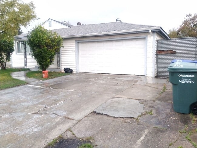 Building Photo - 3 bed 1 bath available in North Highlands!