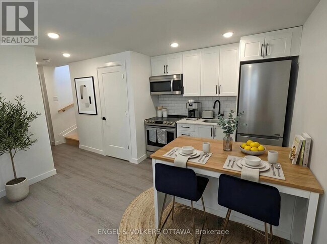 Photo - 125 Carruthers Ave Unit B