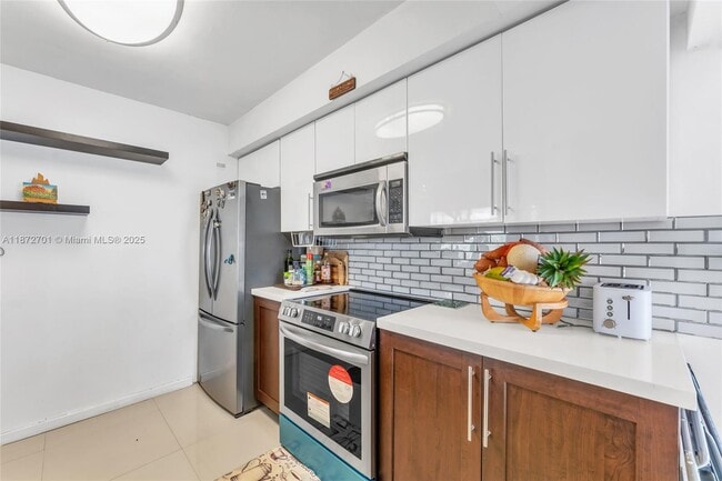 Building Photo - 20170 NE 3rd Ct Unit 5