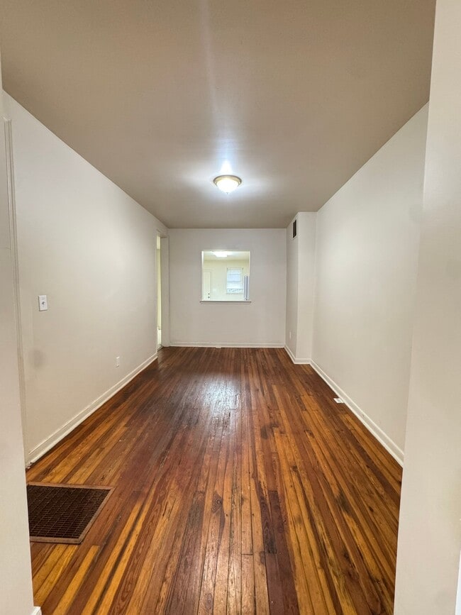 Building Photo - 2025 Penrose Ave Rental
