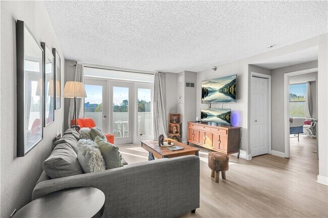 Photo - 375 Ralph McGill Blvd NE Unidad 502