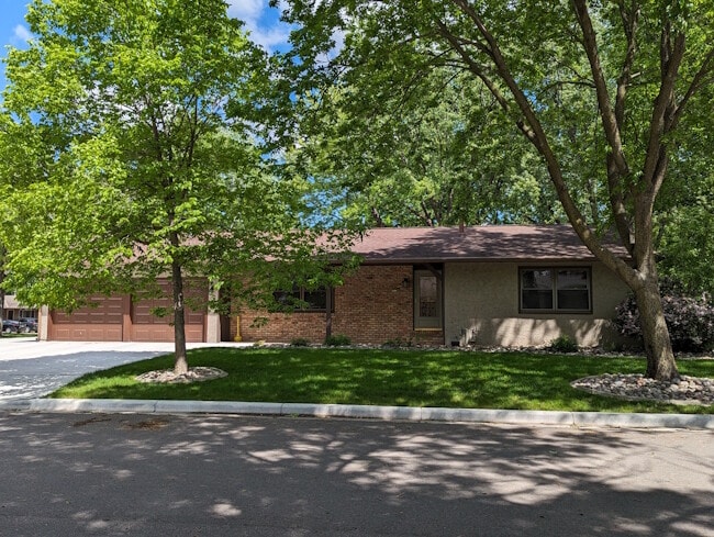 Photo - 925 Keith St SW