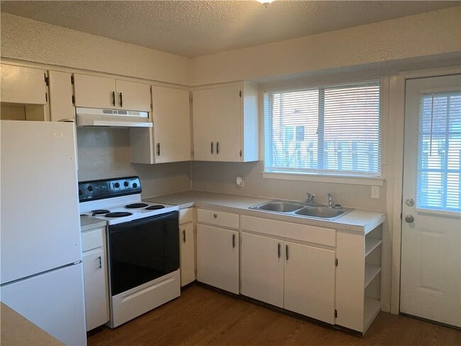 Photo - 908 Emile St Unit 10