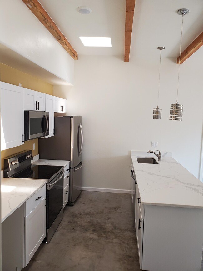 1130 E Winnie Pl