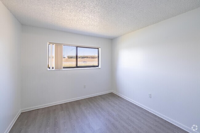 2BR, 1BA - 900SF - Primary Bedroom