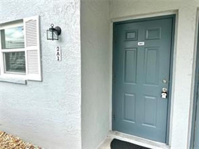 Building Photo - Ground Floor Condo 2/2  - Immediate Availa...