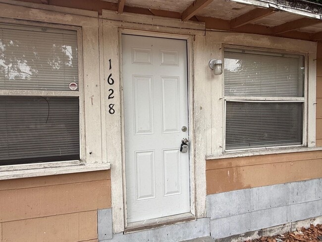Building Photo - Remodeled 3/2 Childs Park Available Now ! Ask about move in specials!