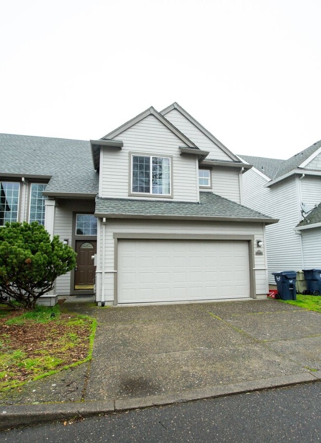 Building Photo - 3 Bedroom Town Home Close to Nike Available !