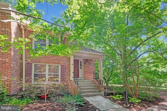 Building Photo - 2540 S Walter Reed Dr