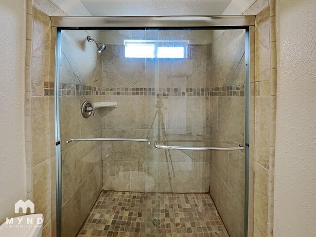 Photo - 875 Glen Vista Dr