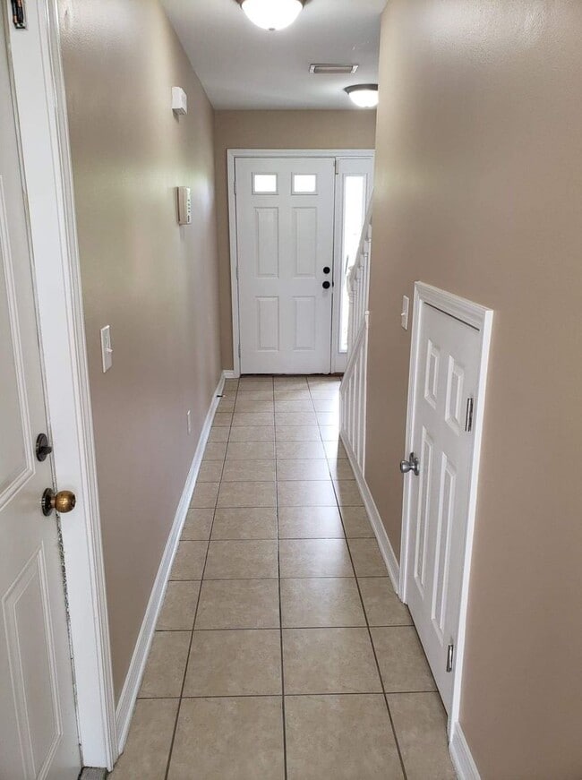 Photo - Cute townhome with 3 bd,2.5 bath, with garage near Tyndall AFB, restaurants and shopping.