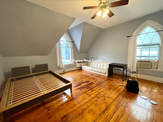 Building Photo - 139 Hillside St Unit A