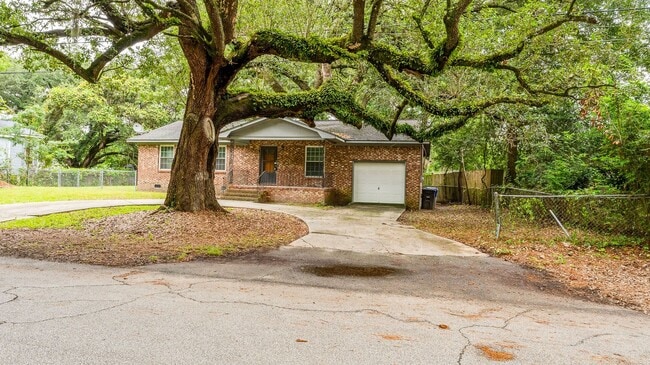 Building Photo - 3 Bedroom 1.5 Bath House in Hobcaw Point - Mount Pleasant