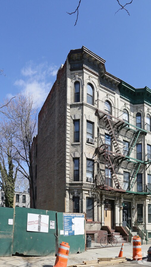 Photo - 445 Bainbridge St