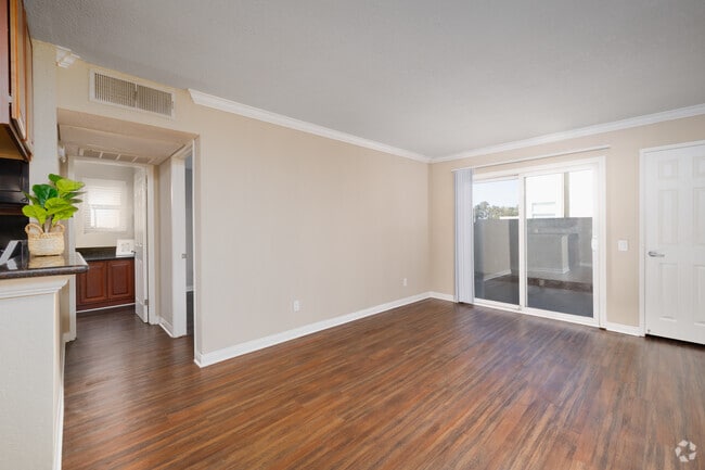 1BR, 1BA - 642SF - Living Room - Adagio