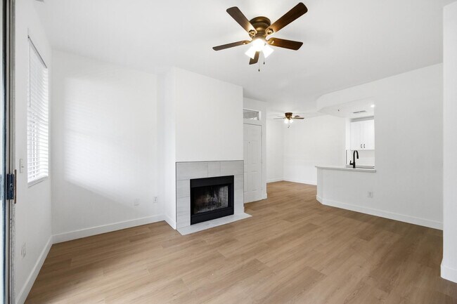 Photo - 3830 E Lakewood Pkwy E Unidad Apt 2067