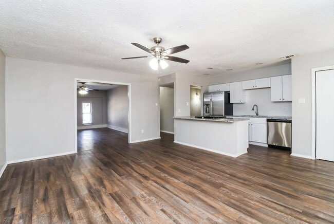 2211 W Oakdale Rd