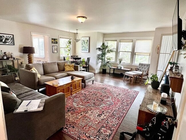 Living room - 1426 Bath St Unit A