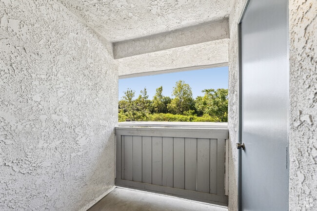 1BR, 1BA - 650SF - Balcony