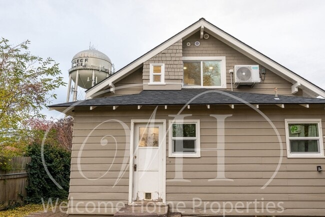 Building Photo - 310 SE 6th St Unit 310 6th A