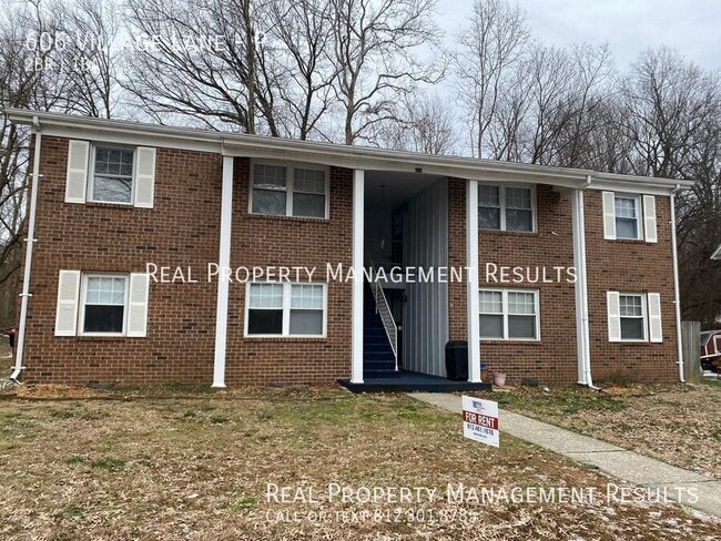 Building Photo - 606 Village Ln Unit P