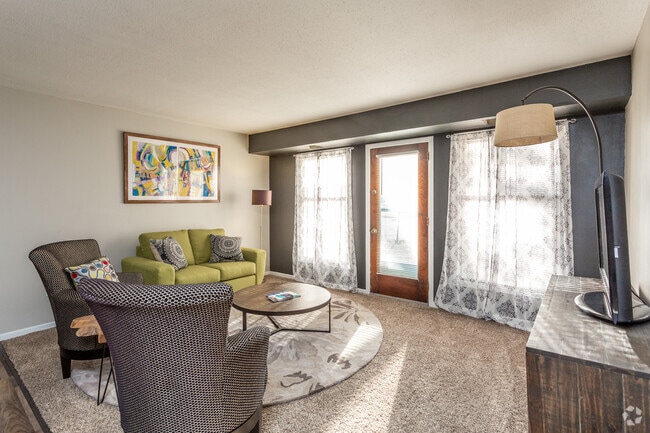 2BR, 1BA - 960 SF - Teak