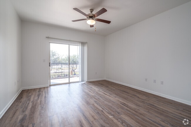 3BR, 2BA - 1,193SF - Living Room