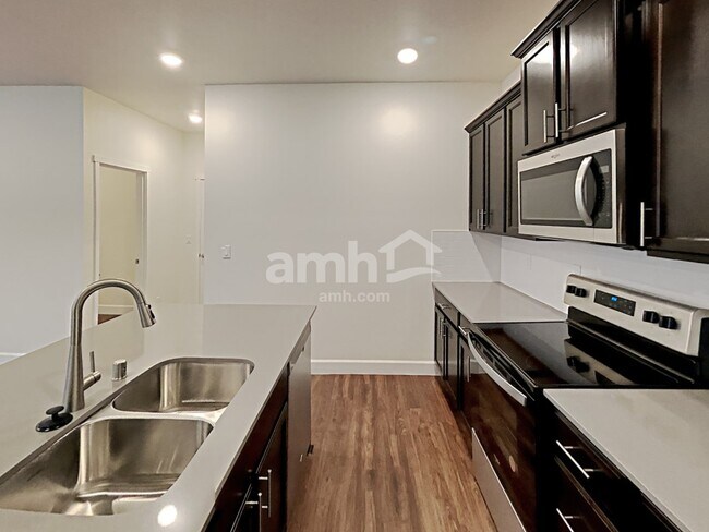 Photo - 1778 Watson St N