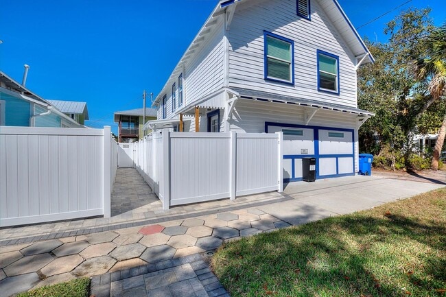 Building Photo - Modern, Stylish 1-Bed, 1-Bath Apartment - Electric, Water, Grounds Care, and Pest Control all Inc... Unit LWR-A