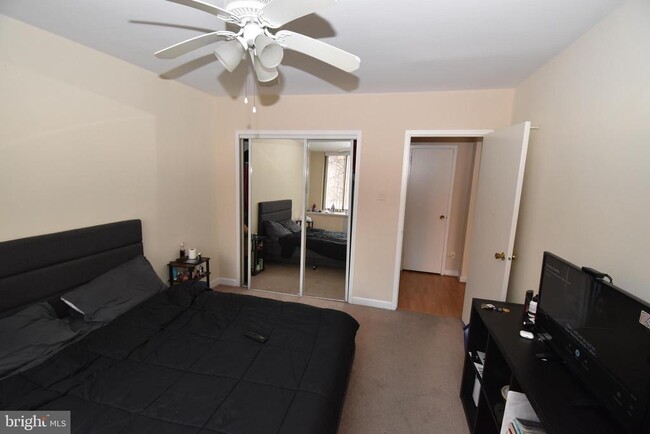 Photo - 1111 Arlington Blvd Apartamento Unidad 440