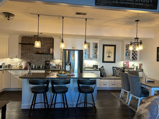 Building Photo - 370 Jennifer Ln