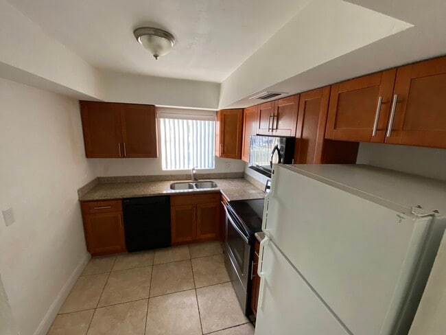 Photo - 7610 SW 82nd St Apartamentos Unidad G220