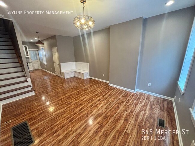 Photo - 845 Mercer St