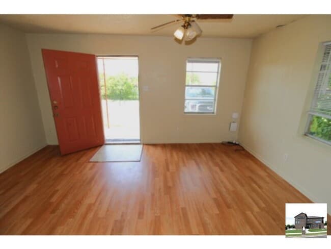 Photo - 806 Hackberry St