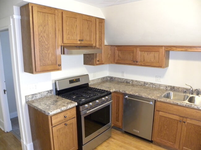 Building Photo - 925 Vilas Ave Unit 3 Rental
