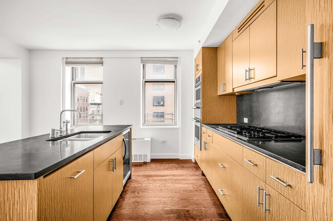 Photo - 100 W 58th St
