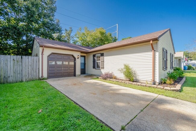 Photo - Beautiful 3 bedroom 2 bath house w/attached garage.