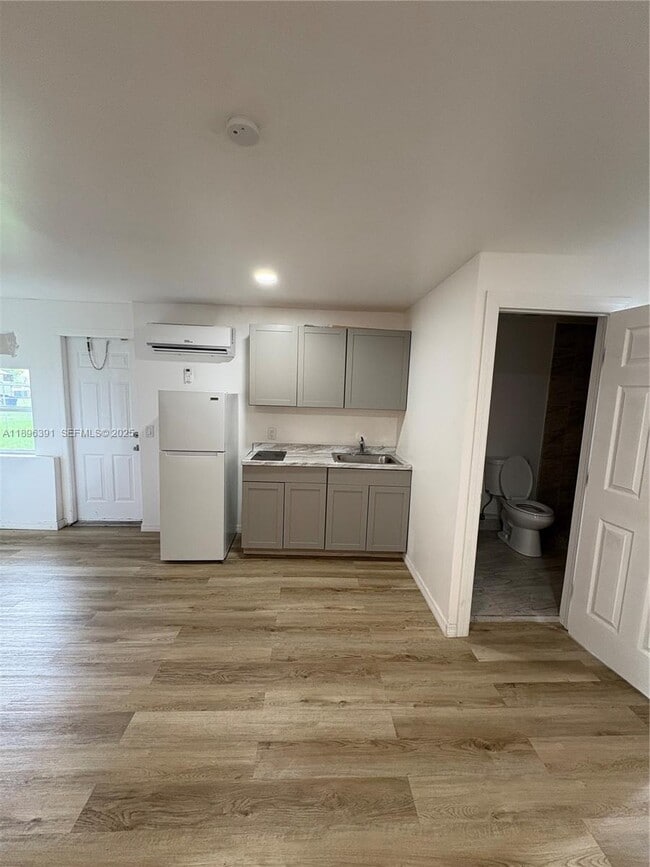 Building Photo - 650 SW 28th Terrace Unit B