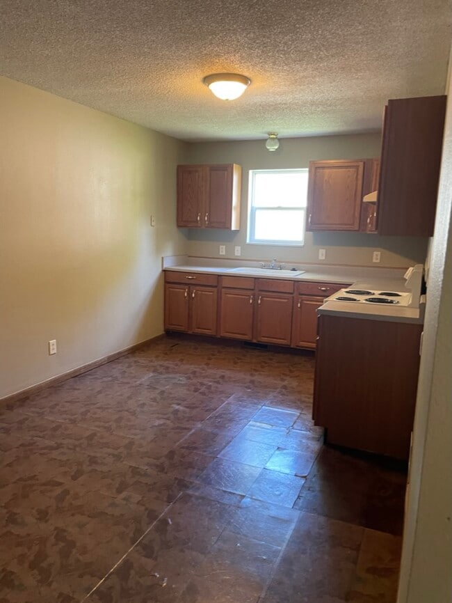 Kitchen - 2209 Roma Ln