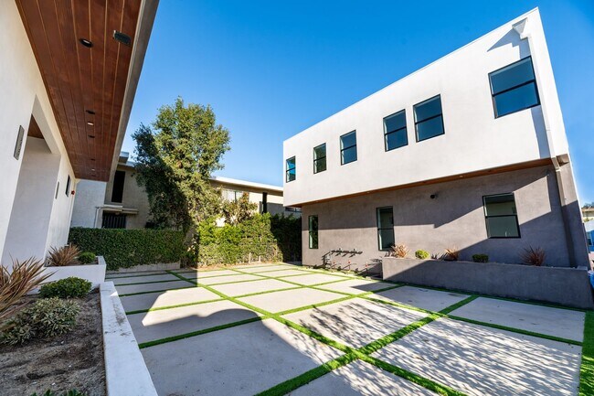 Photo - Longwood Unit 1805 S Longwood St., Los Angeles, CA  - House