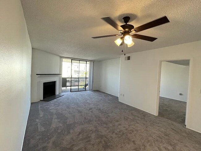 3098 Rue D’Orleans Unit 325