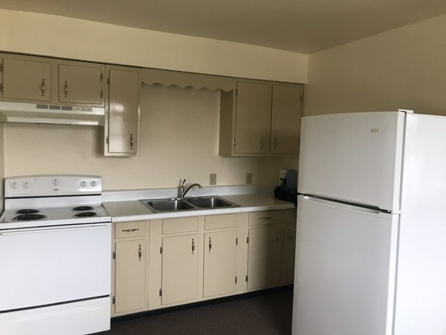 Kitchen - 8 E Main St Unit 411