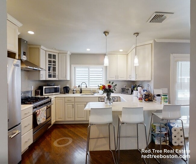 Photo - 329 W 4th St