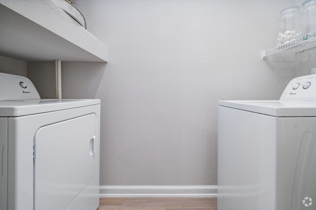 2BR, 2BA - 1070SF - In Unit Washer and Dryer